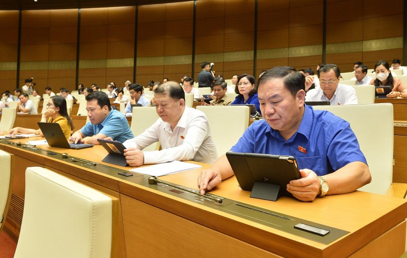 Các đại biểu Quốc hội nhấn nút biểu quyết thông qua Luật Thi đua, khen thưởng (sửa đổi)