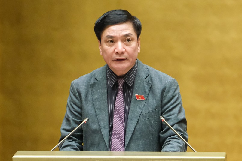 Tổng Thư ký Quốc hội- Chủ nhiệm Văn phòng Quốc hội Bùi Văn Cường trình bày Báo cáo giải trình, tiếp thu, chỉnh lý dự thảo Luật Thi đua, khen thưởng (sửa đổi)