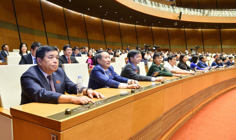 Các vị đại biểu bấm nút biểu quyết thông qua dự thảo Nghị quyết Kỳ họp thứ 3, Quốc hội khóa XV