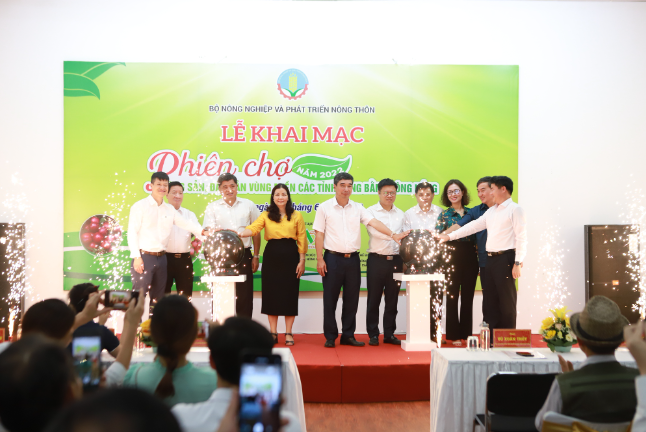                       Các đại biểu nhấn nút khai mạc Phiên chợ