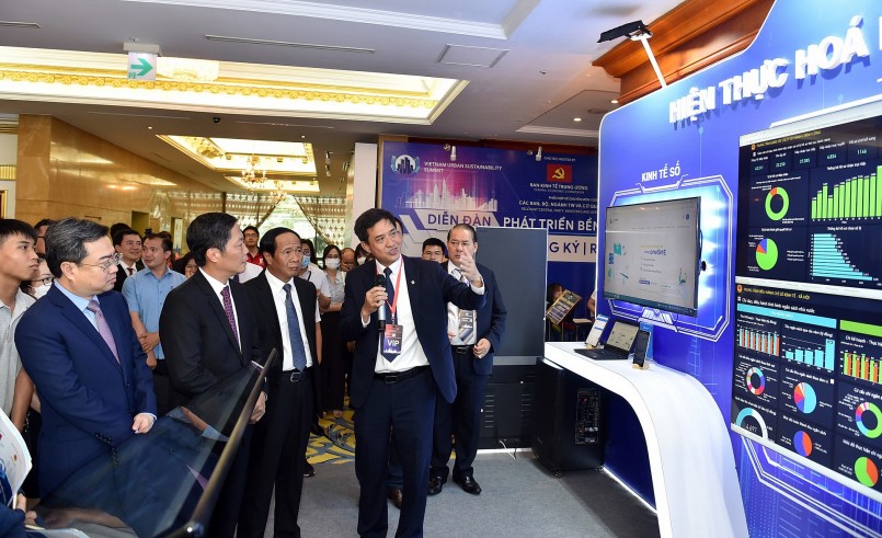 Các đại biểu tham quan triển lãm những công nghệ đột phá, sản phẩm/dịch vụ sáng tạo độc đáo, hữu ích thúc đẩy sự phát triển đô thị Việt Nam. Ảnh VGP