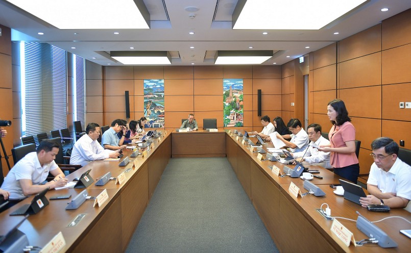 Các vị đại biểu Quốc hội thảo luận tại Tổ 16