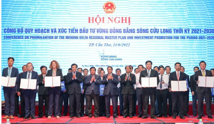 Đại diện 6 ngân hàng phát triển (ADB, KEXIM, AFD, KfW, JICA và WB) cam kết tài trợ thực hiện một số chương trình, dự án phát triển hạ tầng triển khai thực hiện Quy hoạch. Ảnh: VGP