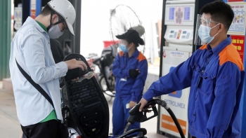 Giá xăng lập kỷ lục mới, RON 95 lên 32.870 đồng/lít