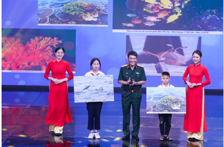 Trung tâm Nhiệt đới Việt-Nga tặng các trường tiểu học và trung học cơ sở 2 huyện duyên hải Hà Tĩnh và Quảng Ninh, mỗi huyện 15 bộ ảnh đẹp về biển Việt Nam - Ảnh: VGP/Nhật Bắc