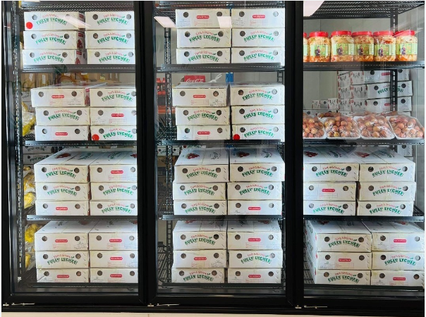 Vải tươi Ưu Đàm đi máy bay được bày bán và bảo quản cẩn thận trong tủ mát tại thành phố Melbourne