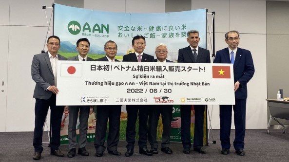Gạo Việt Nam lần đầu tiên được bày bán trên thị trường Nhật Bản