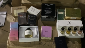 QLTT Hà Nội triệt phá kho nước hoa "khủng" có dấu hiệu là hàng giả