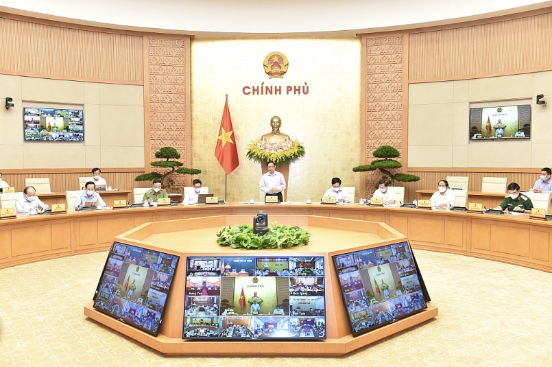 Thủ tướng Phạm Minh Chính nhấn mạnh, càng khó khăn càng phải đẩy mạnh phân cấp phân quyền để phát huy tính tích cực, chủ động, linh hoạt, tự chủ, tự chịu trách nhiệm của các cấp, các ngành, huy động được sức mạnh đại đoàn kết, truyền cảm hứng cho nhân dân cùng vào cuộc để thực hiện bằng được mục tiêu kép - Ảnh: VGP/Nhật Bắc