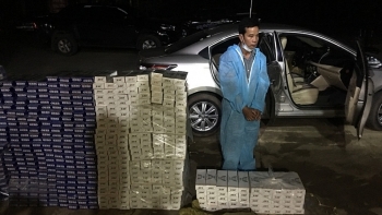 Bình Phước: Bắt giữ xe ô tô 4 chỗ chở gần 6.000 bao thuốc lá nhập lậu