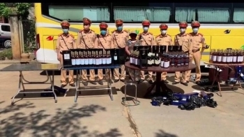 Bắt giữ hàng trăm chai rượu lậu trên xe khách