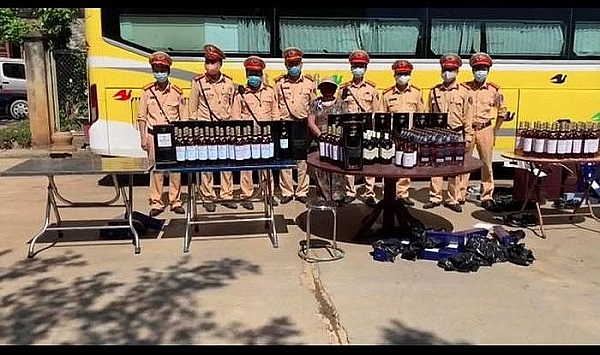 Lực lượng CSGT phát hiện, bắt giữ số lượng lớn rượu lậu vận chuyển trên xe khách Lực lượng CSGT phát hiện, bắt giữ số lượng lớn rượu lậu vận chuyển trên xe khách