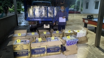 Bình Phước: Phát hiện xe ô tô tải vận chuyển 5.000 bao thuốc lá nhập lậu
