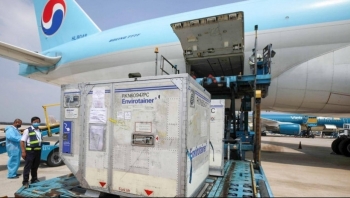 Thêm 580.000 liều vaccine phòng COVID-19 của AstraZeneca về tới sân bay quốc tế Tân Sơn Nhất