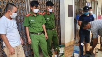 Quảng Trị: Bắt giữ xe ô tô vận chuyển 1.600 chai rượu ngoại nhập lậu tiền tỷ
