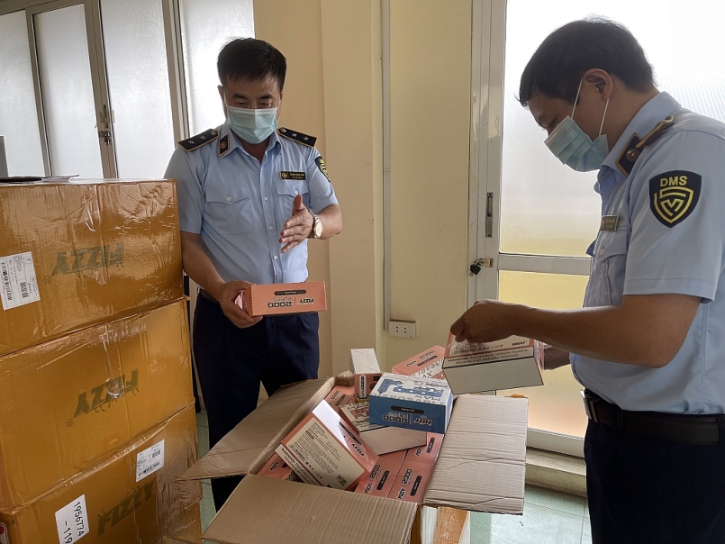 . Khi hút thuốc lá điện tử có chứa nicotine thay thế, nó vẫn gây nghiện