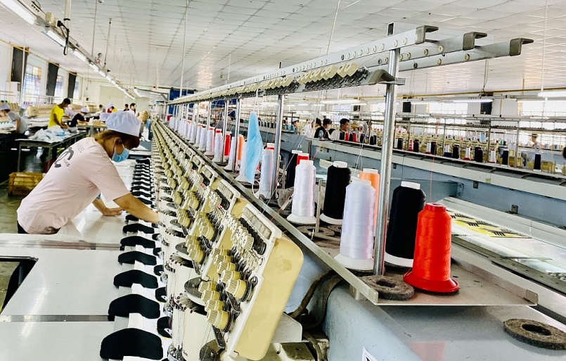 Tự chứng nhận xuất xứ là cơ chế cho phép nhà xuất khẩu được tự chứng nhận xuất xứ hàng hóa của mình thay vì phải đi xin chứng nhận xuất xứ từ một cơ quan có thẩm quyền