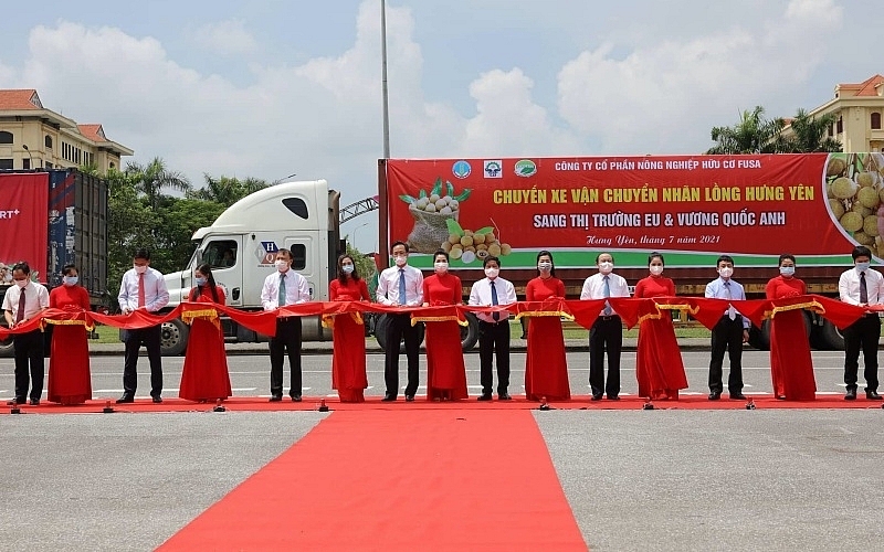 Các đại biểu dự Hội nghị cắt băng xuất hành đưa nhãn Hưng Yên vào hệ thống phân phối