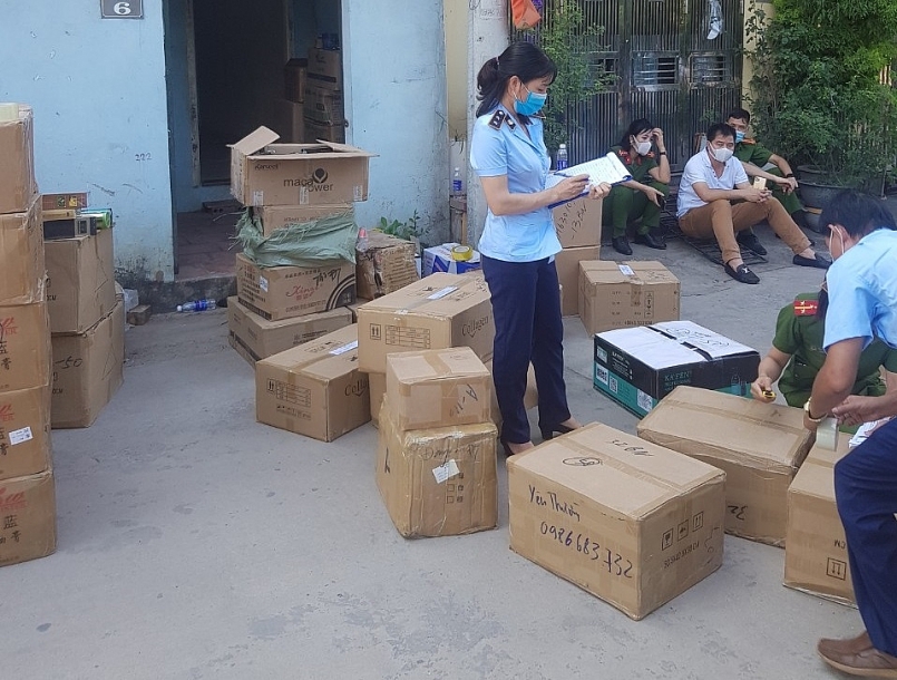 Lực lượng chức năng kiểm tra số tang vật vi phạm