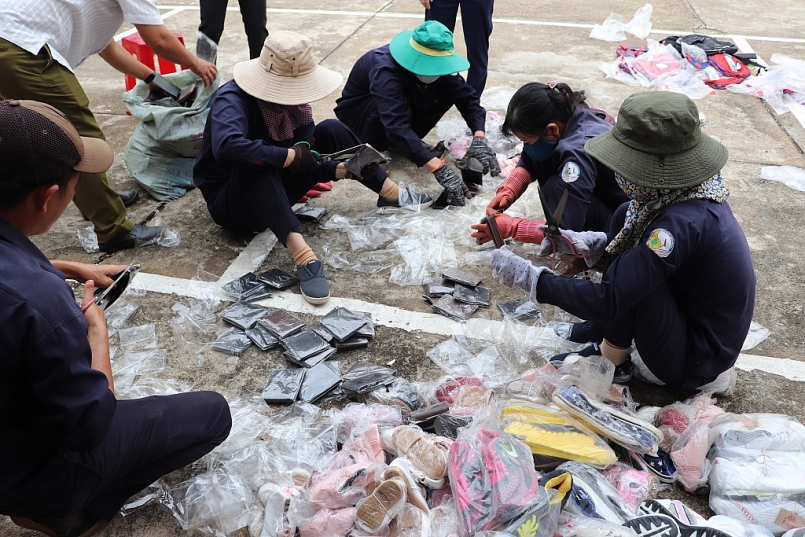 Hàng hóa là giày dép, ví tiền... được tiêu hủy bằng hình thức sử dụng biện pháp tác động cơ học phá vỡ kết cấu sau đó chôn lấp tại bãi rác