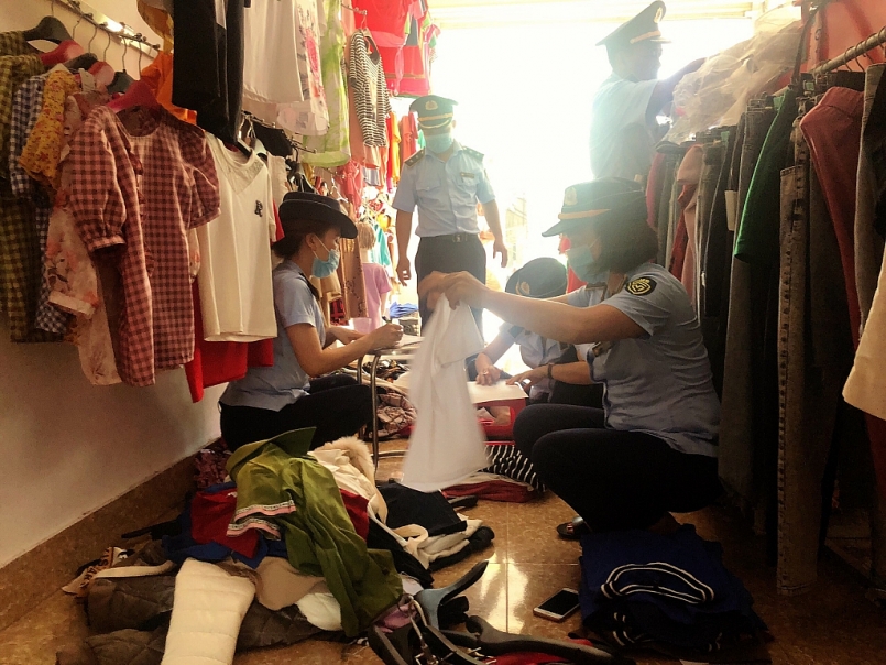 Lực lượng QLTT kiểm tra số hàng hóa tại cửa hàng