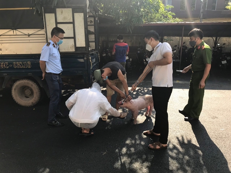 Lực lượng chức năng lấy mẫu xét nghiệm