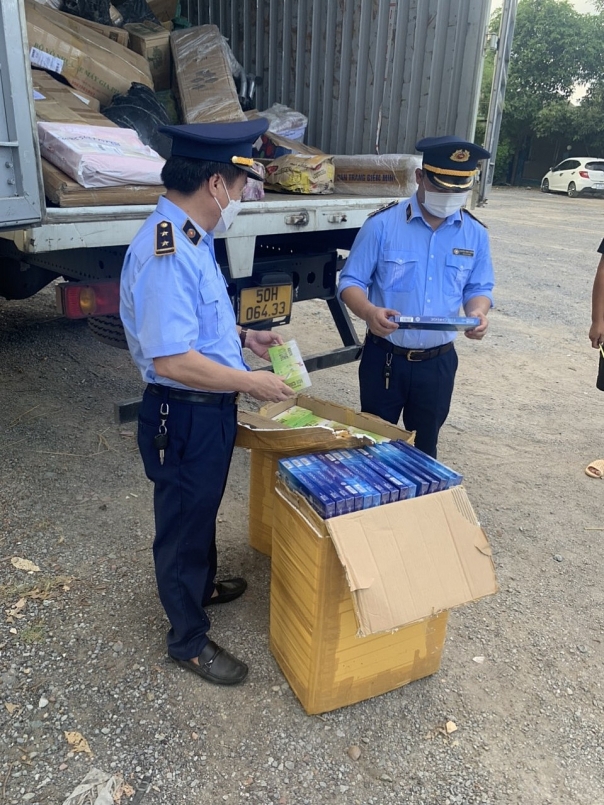 Xe ô tô tải vận chuyển thuốc  lá lậu