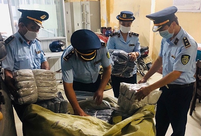 Lực lượng QLTT kiểm tra hàng hóa