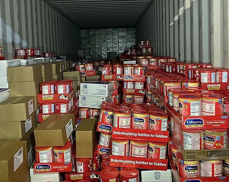 Hai lô hàng gồm 19 mặt hàng sữa, mật ong, thịt hộp được đóng trong 2 container (Ảnh: Nguyễn Hiền)