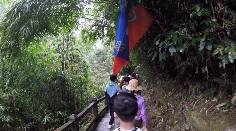 Du khách đi bộ lên Tây Thiên