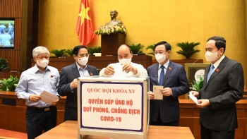 Các đại biểu Quốc hội quyên góp ủng hộ Quỹ vắc-xin phòng, chống Covid-19