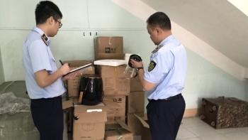 Lào Cai: Thu giữ lô hàng Nồi chiên không dầu và máy làm sữa hạt nhập lậu