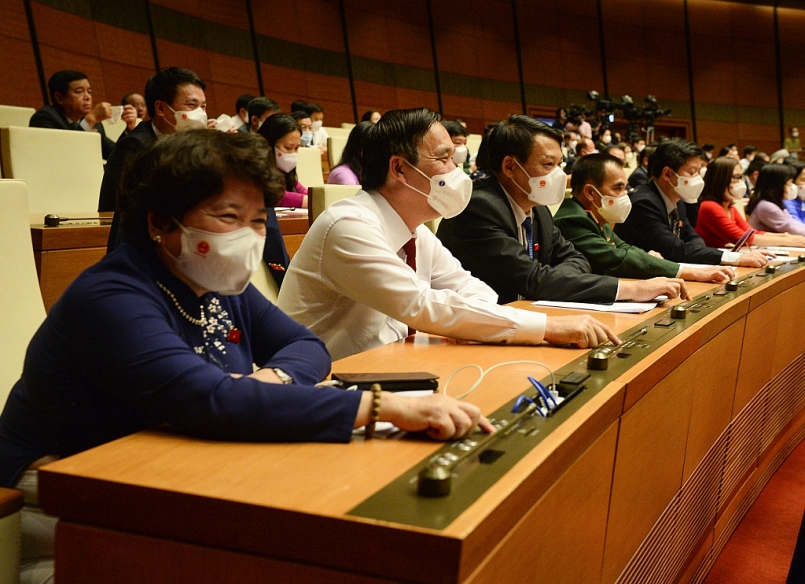 Các đại biểu ấn nút thông qua các Nghị quyết về phê chuẩn việc bổ nhiệm Phó Thủ tướng, Bộ trưởng và các thành viên khác của Chính phủ.