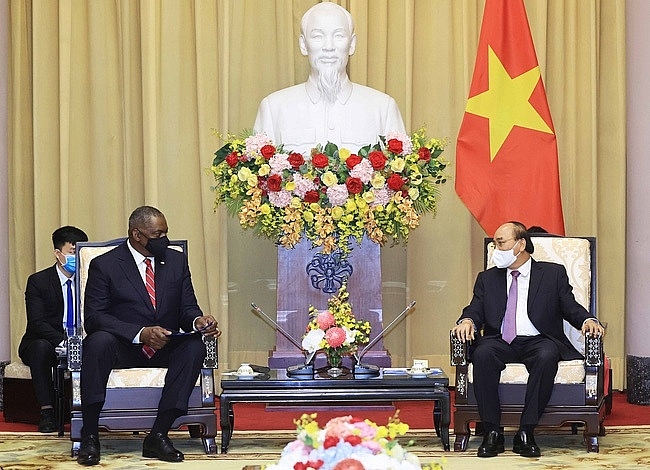 Chủ tịch nước Nguyễn Xuân Phúc và Bộ trưởng Quốc phòng Hoa Kỳ Lloyd Austin - Ảnh: TTXVN