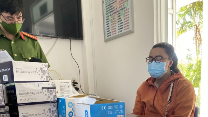 Phú Yên: Bắt quả một đối tượng bán kit test nhanh COVID-19 không rõ nguồn gốc