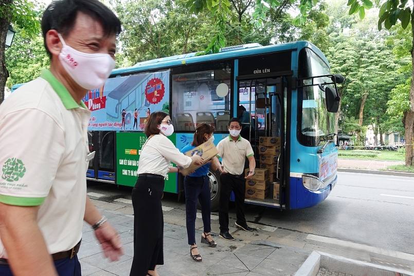 Niềm vui lan tỏa trong mỗi nhân viên khi tham gia chương trình đầy ý nghĩa nhân văn này của LĐLĐ TP. Hà Nội