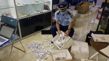 Hà Giang: Tạm giữ gần 200 sản phẩm phụ kiện điện thoại có dấu hiệu giả mạo nhãn hiệu Samsung