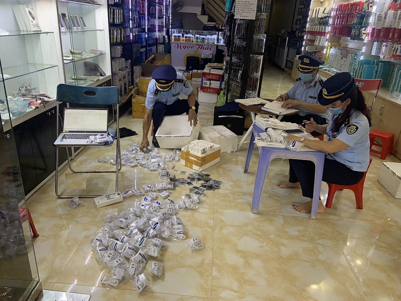 Đội QLTT số 1 kiểm tra hàng hóa Đội QLTT số 1 kiểm tra hàng hóa