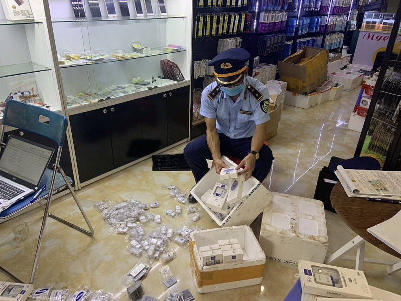 Đội QLTT số 1 kiểm tra chi tiết hàng hóa Đội QLTT số 1 kiểm tra chi tiết hàng hóa