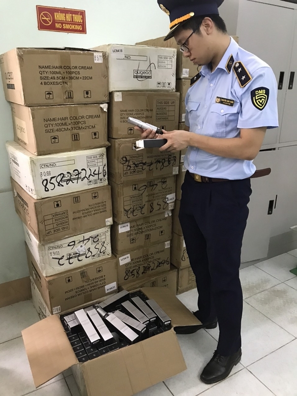 Lực lượng QLTT kiểm tra hàng hóa