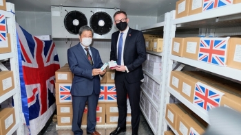 Việt Nam tiếp nhận 415.000 liều vaccine AstraZeneca do Chính phủ Anh trao tặng