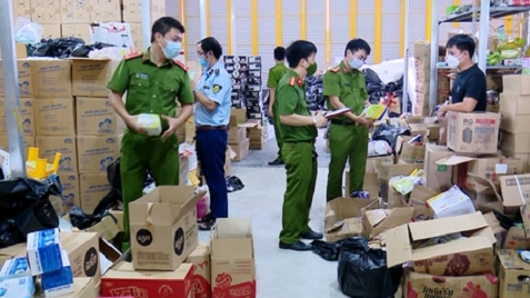 Ninh Bình: Phát hiện kho hàng chứa 100.000 khẩu trang, hơn 10 tấn sản phẩm nhập lậu