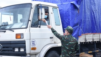 Phó Thủ tướng Vũ Đức Đam chỉ đạo xem xét ưu tiên tiêm vaccine COVID-19 cho lái xe