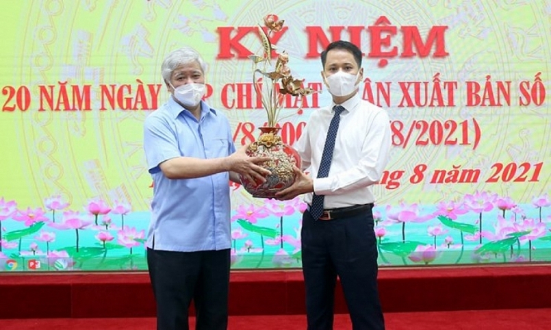 Bí thư Trung ương Đảng, Chủ tịch Ủy ban Trung ương Mặt trận Tổ quốc Việt Nam Đỗ Văn Chiến tặng quà chúc mừng Tạp chí Mặt trận.