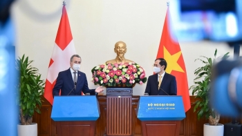 Thụy Sỹ tặng Việt Nam 500.000 bộ kít thử nhanh và 30 máy thở