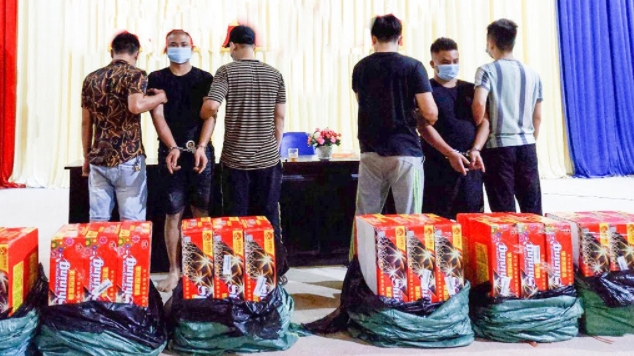 Lào Cai: Bắt giữ 2 đối tượng vận chuyển 518 kg pháo lậu