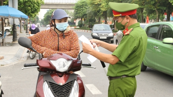 Hà Nội yêu cầu xuất trình thêm lịch trực, lịch làm việc, phân công nhiệm vụ khi ra đường