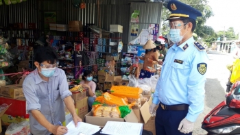 Tiền Giang: Phát hiện thực phẩm quá hạn sử dụng được bày bán tại cửa hàng tiện ích