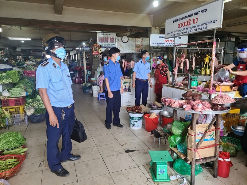 Đội QLTT số 1 giám sát tại chợ Mỹ Tho, thành phố Mỹ Tho