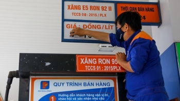 Giá xăng giữ nguyên, dầu giảm nhẹ